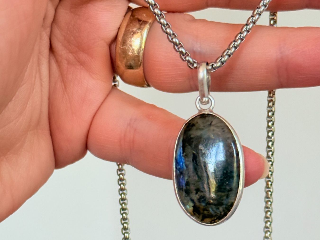 Ketten: Pendentif Labradorite avec chaîne neuf – Neu und originalverpackt aus Genève von AGBERG
