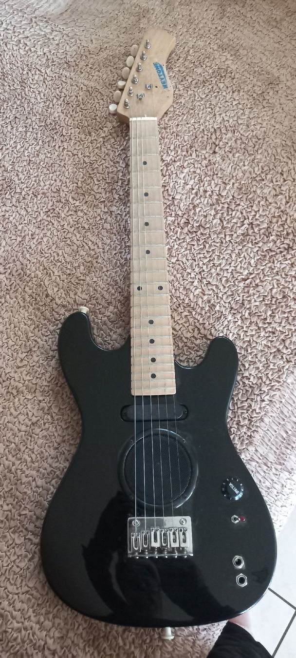 Strumenti musicali: Reise oder Kindergitarre mit eingebautem Verstärker. – Usato da Schaffhausen venduto da raj_f5dm