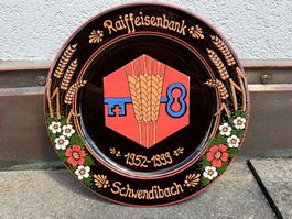 Raiffeisenbank Schwendibach Jubiläumsteller 1952–1999 Ø 29.5