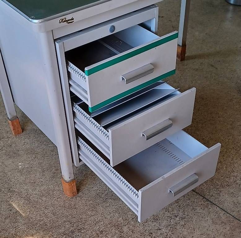 Tische: Table métallique avec chaise à roulettes – Gebraucht aus Bretigny-Morrens von LaureLM 2