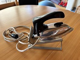 Vintage Bügeleisen Therma 220V mit Bügeleisenständer