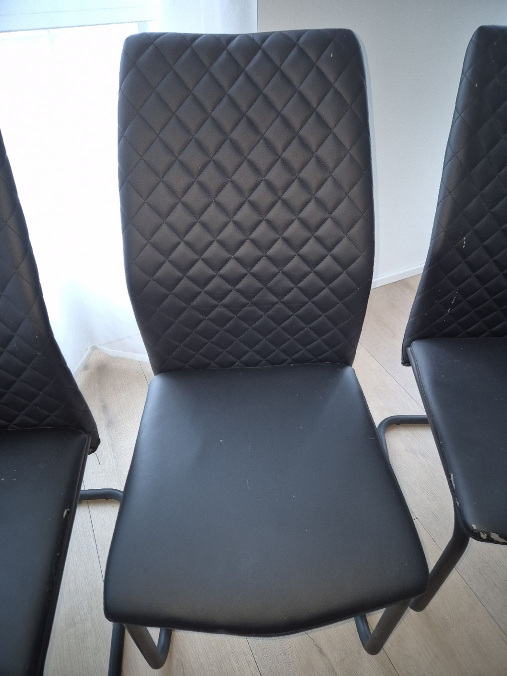 Stühle: 4 Stühle, schwarz, Kunstleder, Gebrauchsspuren. – Gebraucht aus Bürglen TG von Isa_x4 3