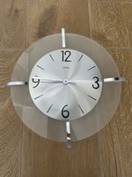 Schöne Wanduhr aus Glas