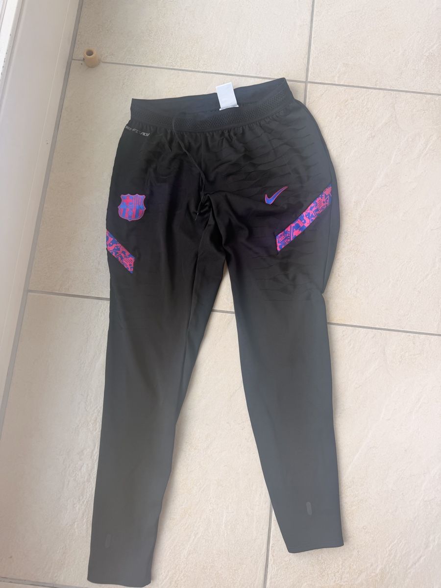 FC Barcelona Maillots de corps & Pantalons: FC Barcelona Trainingsanzug  – D'occasion à Spiez par jer_ns6x 1