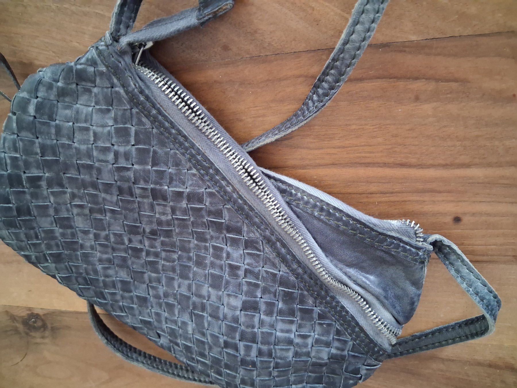 Taschen für Damen: Vive la difference Leder Tasche – Gebraucht aus Wetzikon ZH von med_2y76 4