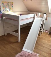 Kinderbett 90 x 200 cm mit Leiter und Rutsche.