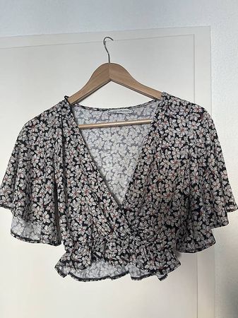 Kurzes T-Shirt mit Blumenmuster XS