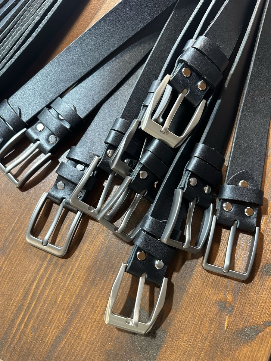 Cinture: Schwarze handgemachte Ledergürtel – Nuovo e nell'imballaggio originale da Mettmenstetten venduto da vad_57p2 5