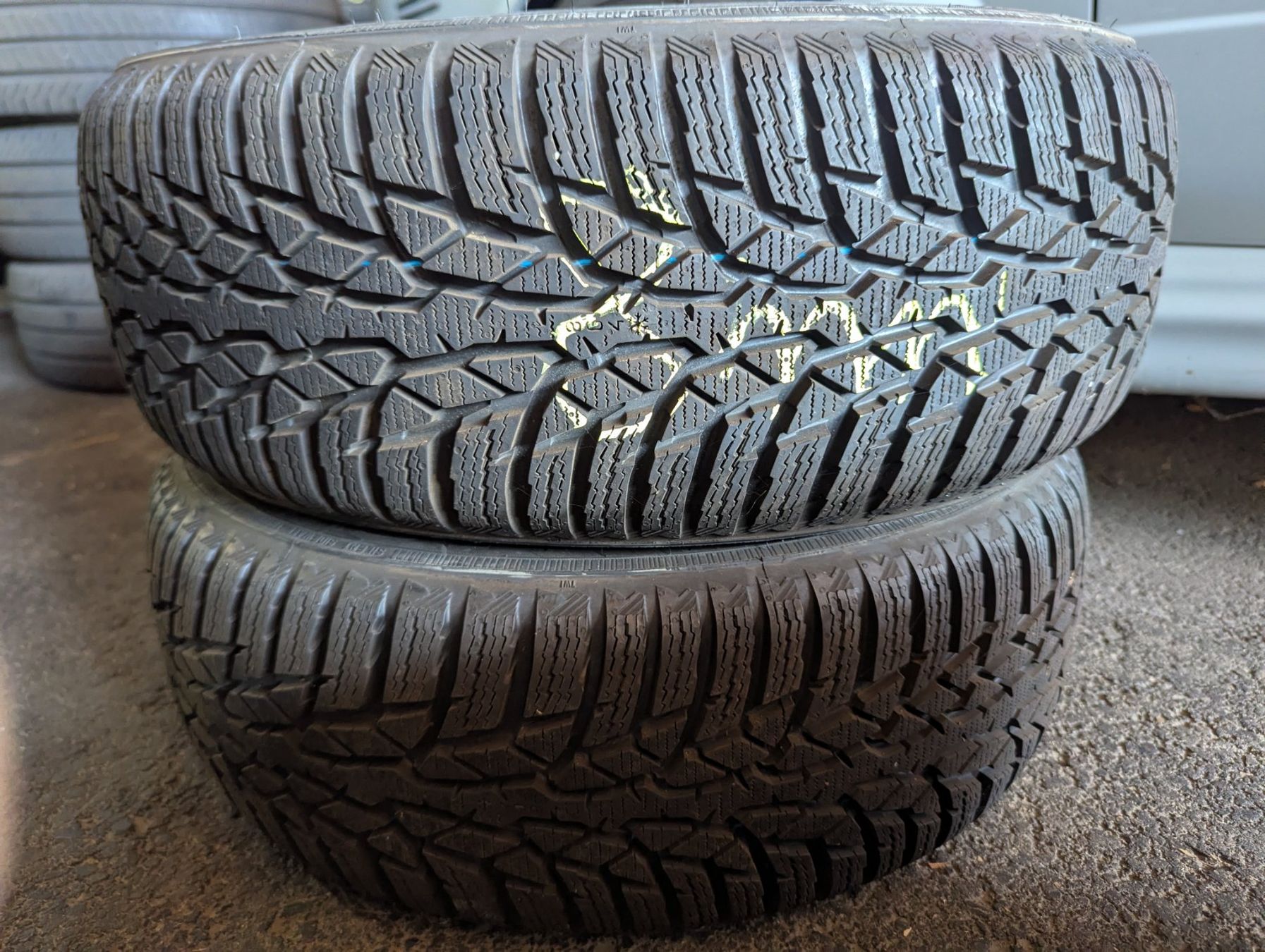 Pneus & Kompletträder: 205/55 R16 2stk Winterpneu – Gebraucht aus Aarberg von KreuzFahrzeugcenter 1