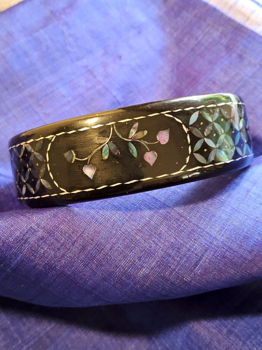Armbänder & -reifen: Alter Handmade schwarzer Lack Perlmutt Armreif, China – Gebraucht aus Zürich von SciTec 1