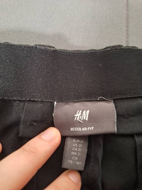 Pantaloni: H&M black regular fit pants – Usato da Kriens venduto da Jeremyt05 2