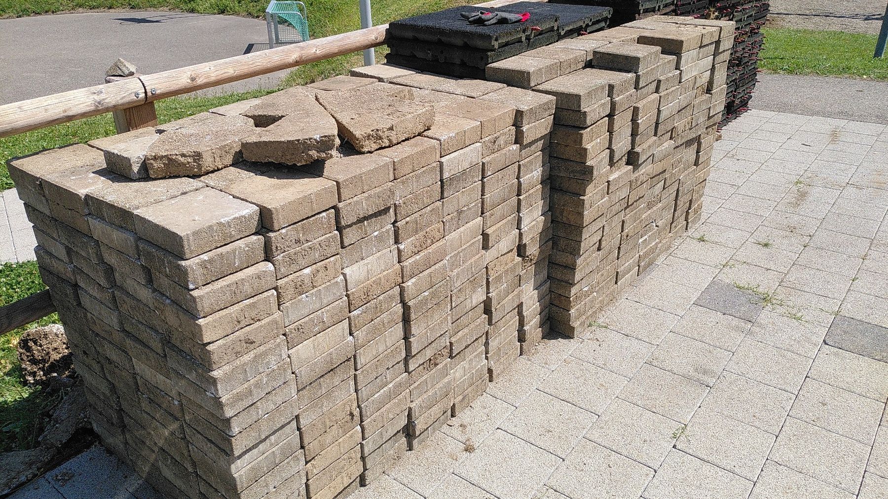 Revêtements de sol: Verbundsteinplatten 20x20cm 32m2 – D'occasion à Wattwil par sib9105 3