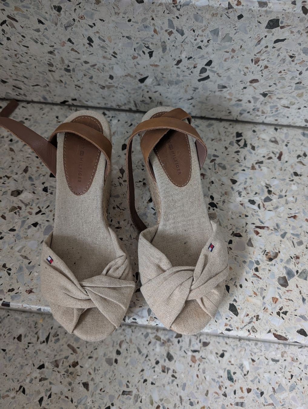 Tommy Hilfiger Chaussures femmes: Tommy Hilfiger Keilsandalen – D'occasion à Diepoldsau par salu94 1