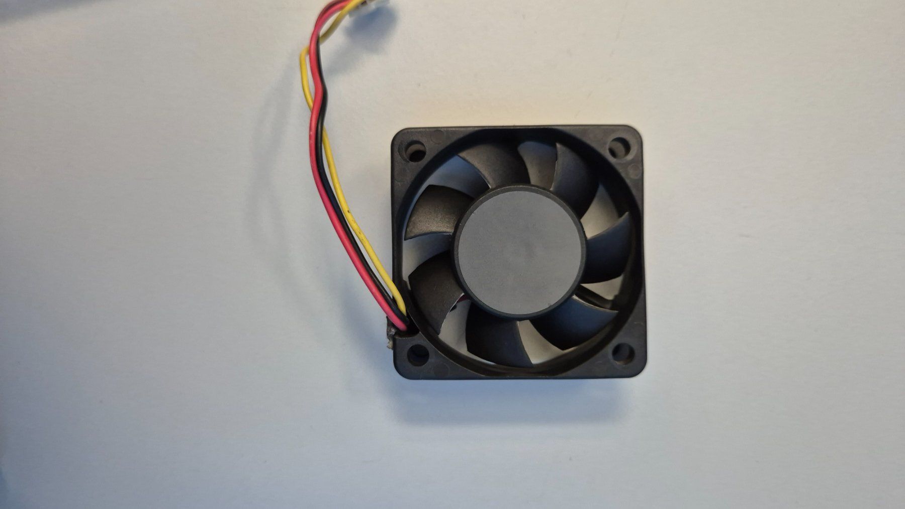 Componenti elettronici: 2x Sunon DC 12V Fan 1.0W – Usato da Büron venduto da Restposte