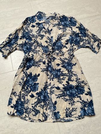 Sommerliches Blusenkleid mit Blumenmuster, Grösse M
