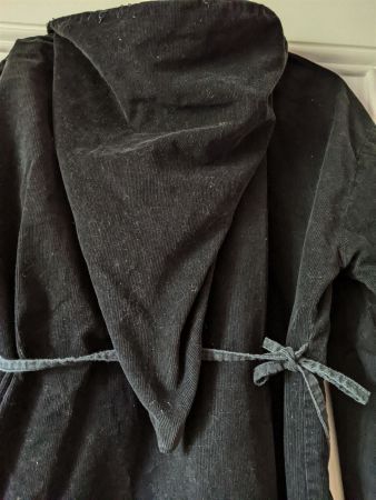 Amusante veste velours côtelé noir long capuchon pointu L-XL