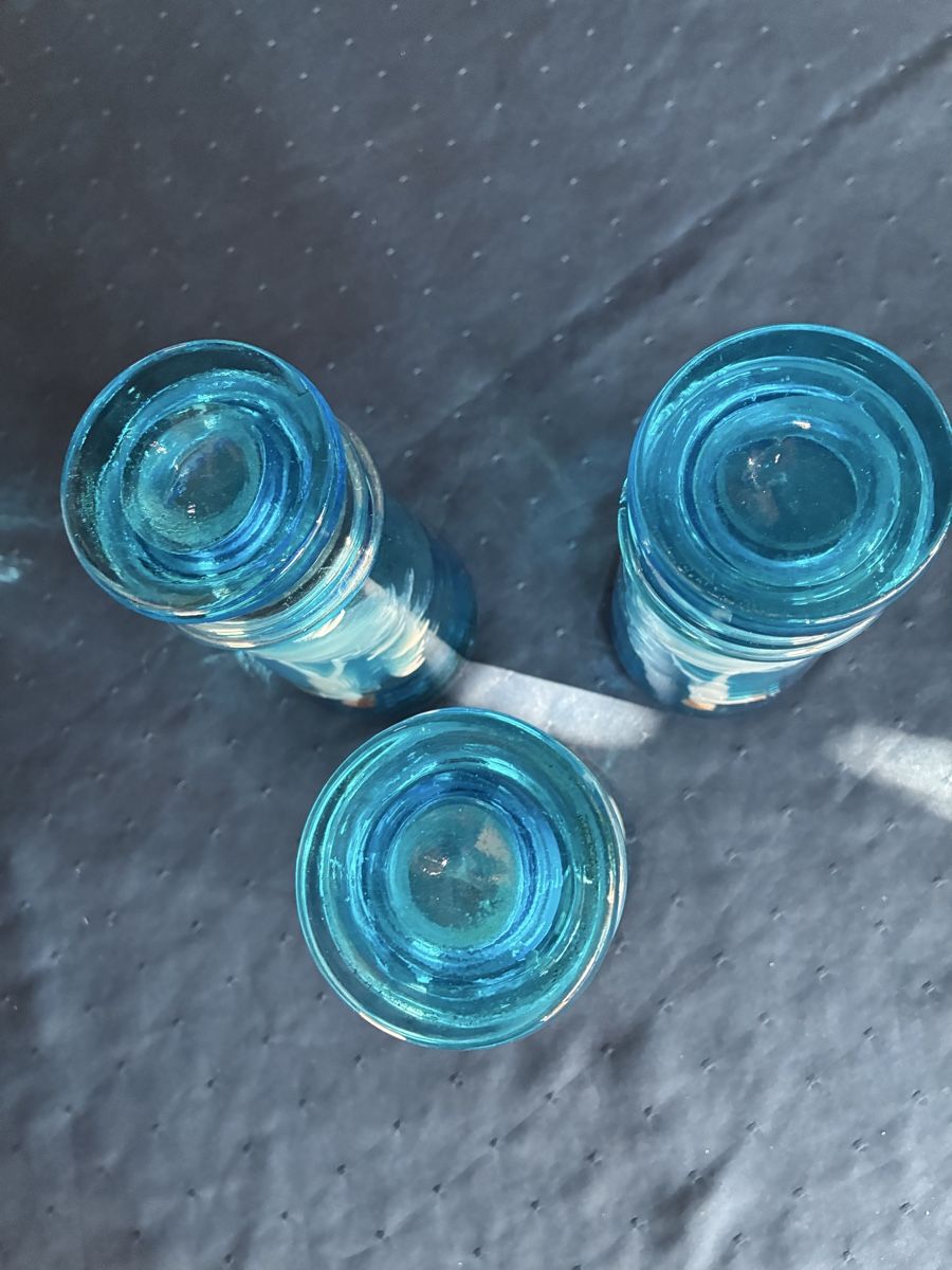 Karaffen: Antike Glaskanne und 3 Gläser blau mit Schneemalerei – Gebraucht aus Dornach von Rosengarten 5