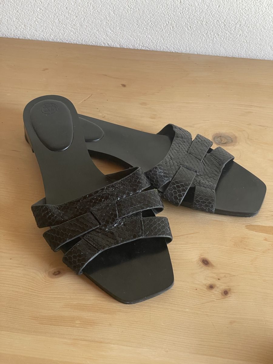 Massimo Dutti Scarpe da donna: Massimo Dutti Pantolette schwarz Gr. 40 – Usato da St. Moritz venduto da hdj_dd7v 1