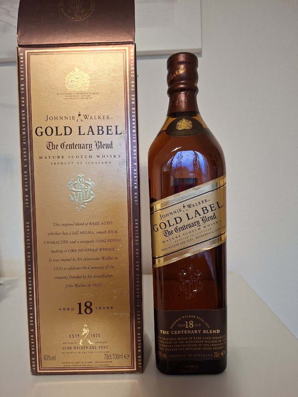 Johnnie Walker Spirituosen: Johnnie Walker Gold Label 18J The Centenary Blend 70cl – Gebraucht aus Kriens von Arthur73