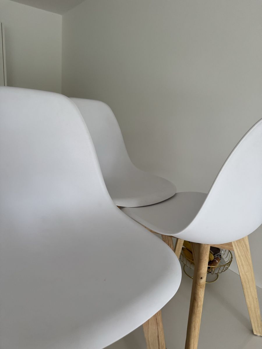 Chaises: Chaise blanche et pied en bois  – D'occasion à Vernier par est_w55w 4