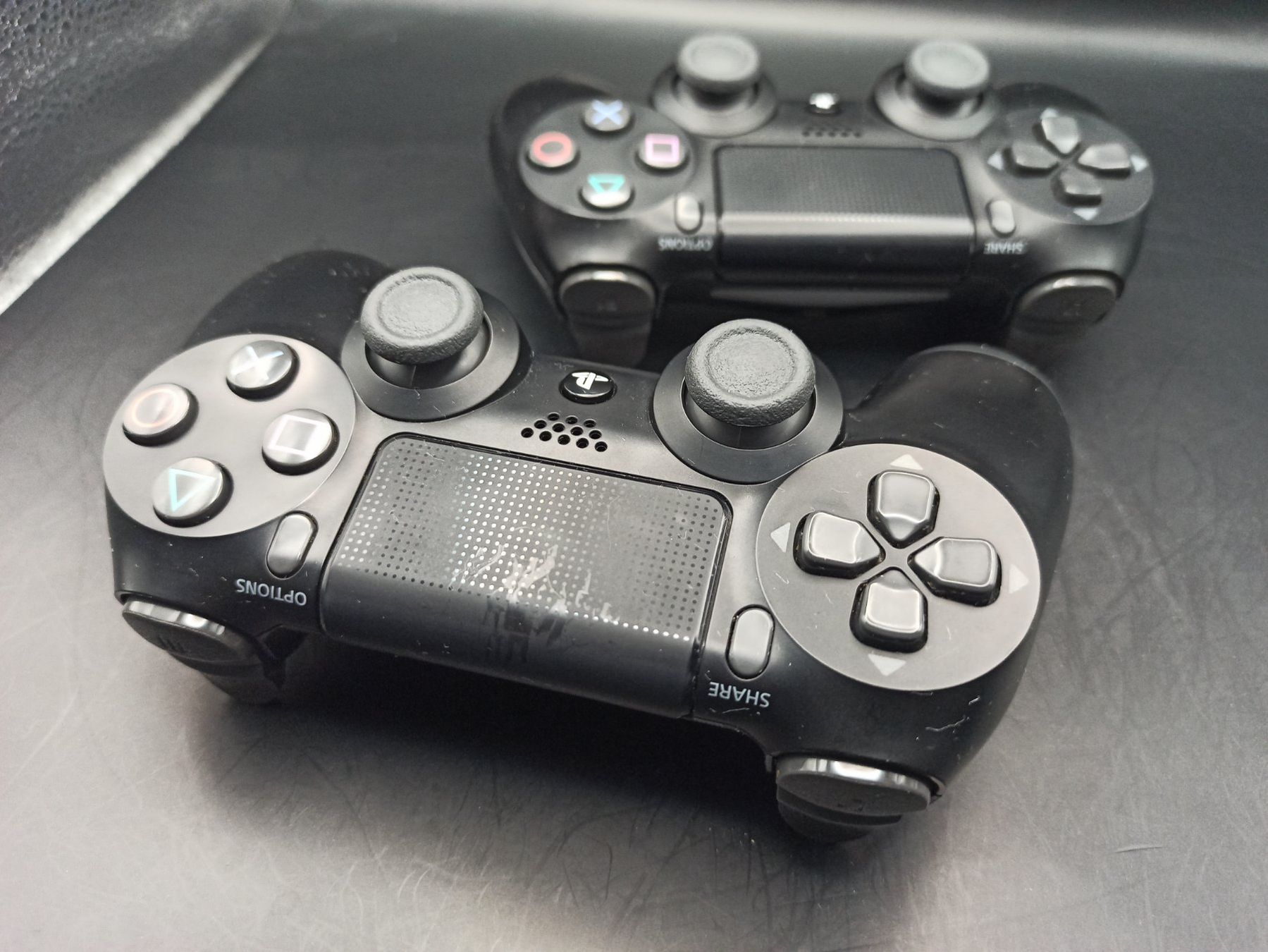 Controller: 2 x Original Controller Sony PS4 Wireless DualShock 4 V2 – Usato da Oberweningen venduto da mar_87mx 2