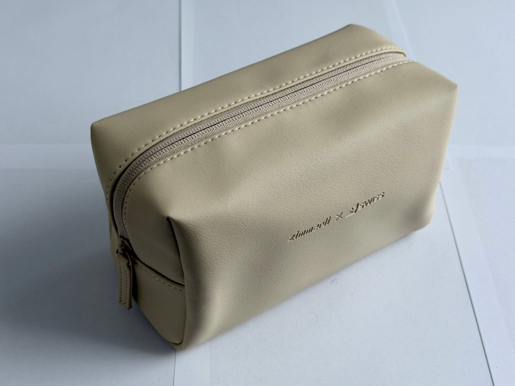 Custodie per cosmetici: Swiss x Zimmerli First Class Amenity Kit, beige – Nuovo e nell'imballaggio originale da Steinhausen venduto da ohauser