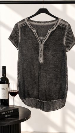 Graues Sommer Bluse und Zierperlen