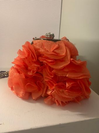 kl. orangefarbene Clutch mit üppiger Stoffblüten-Applikation
