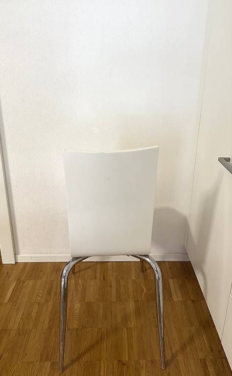 Chaises: 6 weisse Esszimmerstühle mit Chrombeinen  Set – D'occasion à Zürich par ela91821 2