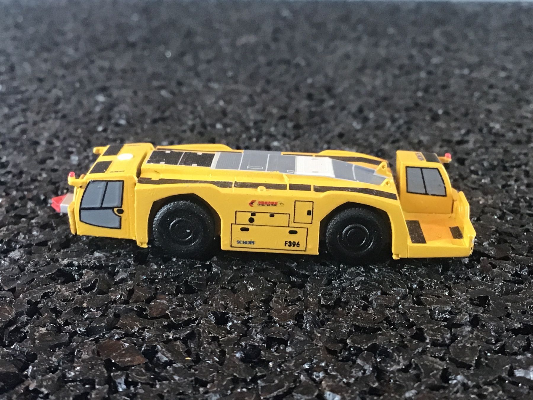 Kit di modellismo & Modellini statici: SICHERHEIT VON  FLUGHAFENSCHLEPPERN – Usato da Männedorf venduto da Spezial-Modelle