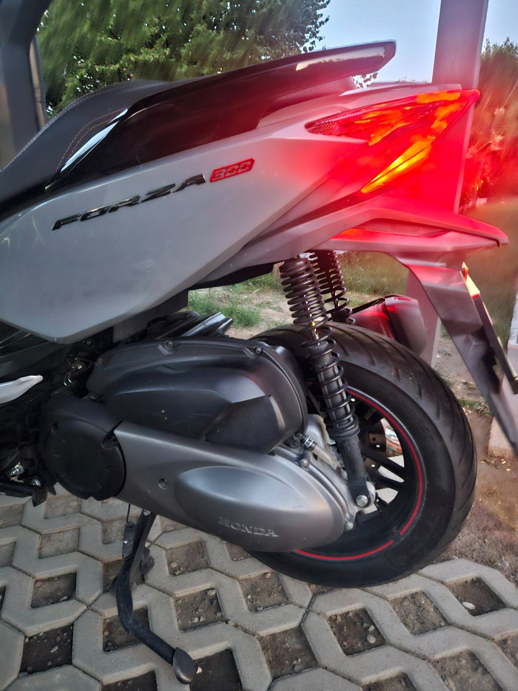 Honda Scooters: Scooter Grey Used Honda 300 – D'occasion à Luterbach par Jeye 2
