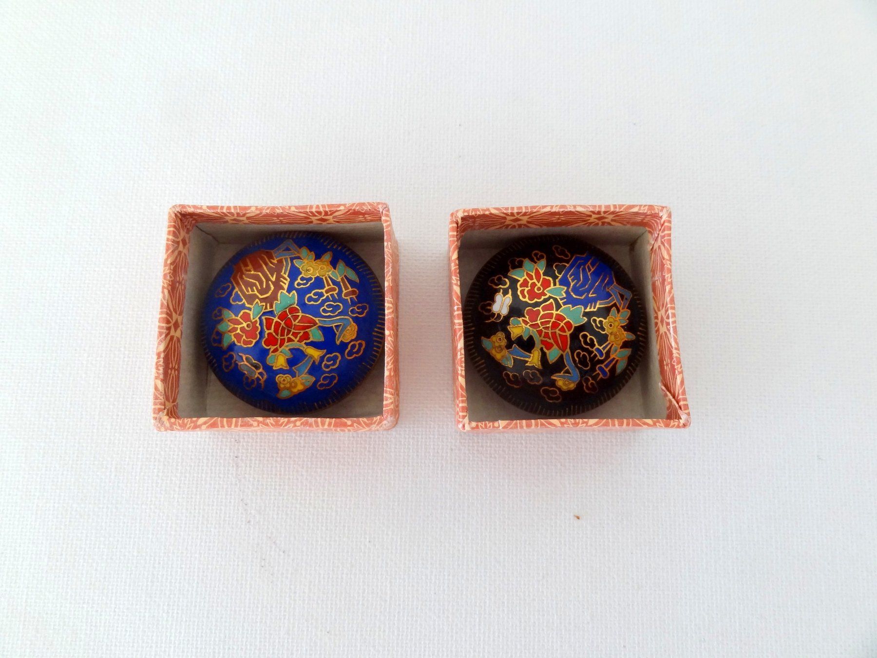 Alle Dekorationen: Cloisonné Dosen, vintage, 2 Stück – Neu und originalverpackt aus Locarno von Sicabe 3