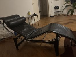Relaxliege im Stil Le Corbusier LC4 – Leder schwarz / Chrom