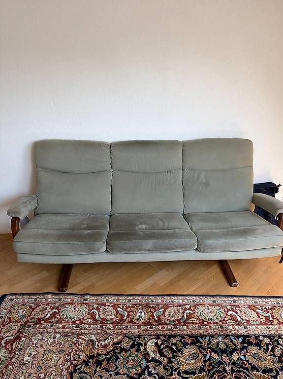 Sofas: Green Sofa  PICK UP ONLY! – D'occasion à Zürich par mar_bzd9
