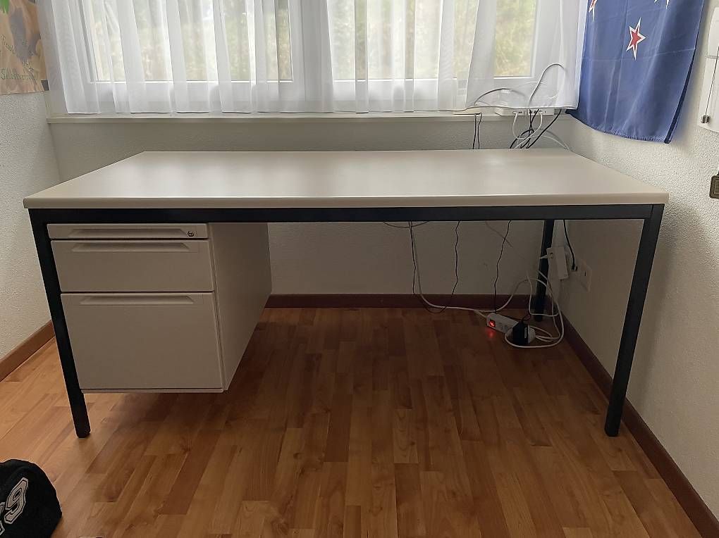 Scrivanie: Schreibtisch gratis abzugeben – Usato da Hubersdorf venduto da Karungi