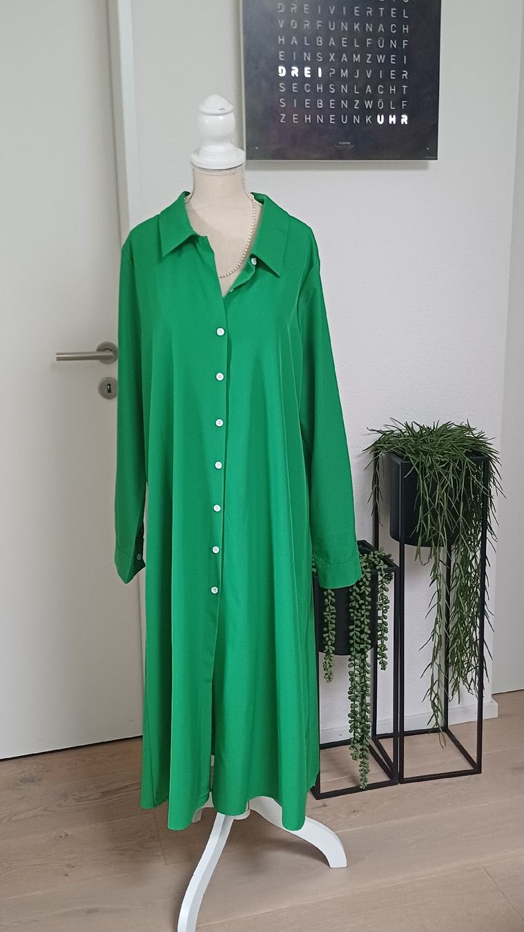 Kleider: Kleid grün, Langarm, mit Gürtel, Grösse M  – Gebraucht aus Arlesheim von savina01 1