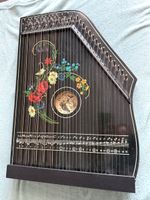 Zither – Antikes Musikinstrument mit Blumenmuster!