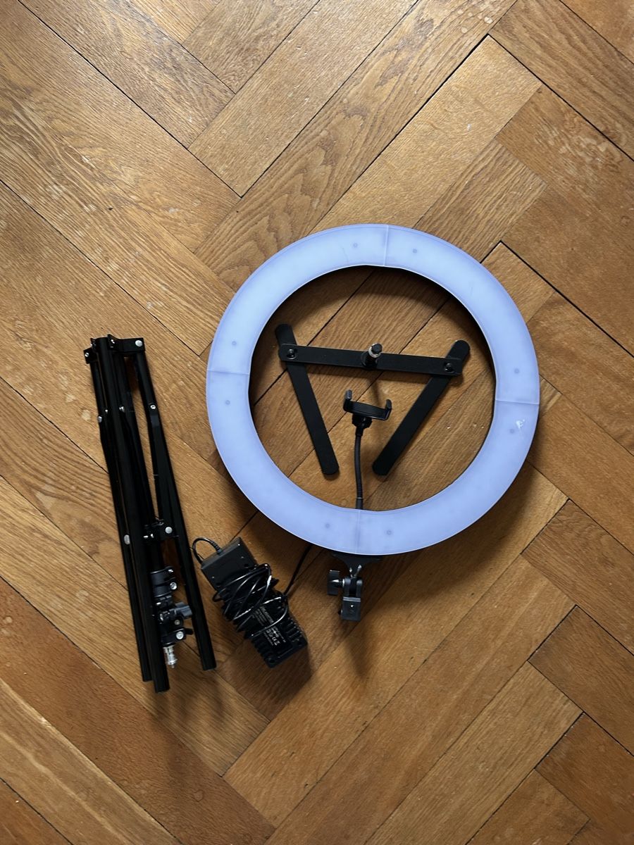 Lampade: LED Ringlicht mit zwei Stativen und Handyhalterung – Usato da Bern venduto da emm_rw69