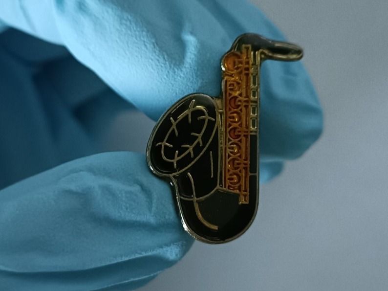 Placchette & Badge: Pin Saxophon - Box 12 – Usato da Köniz venduto da Pinscollect