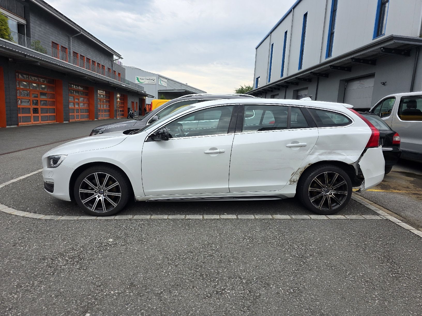 Volvo Autos: VOLVO V60 D4 AWD UNFALL SEITENSCHADEN – Défectueux à Häggenschwil par Iwingman 2