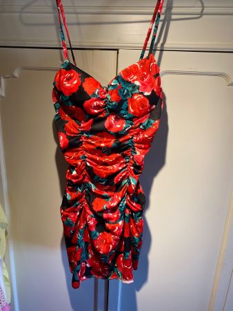 TRÄGERKLEID-SEIDENGLANZ-ROSEN