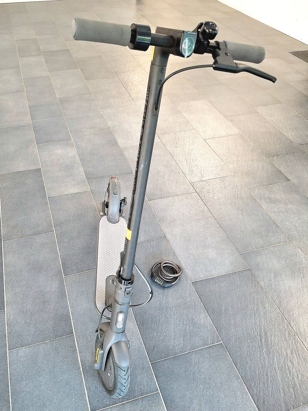 Xiaomi Kickboard: Xiaomi Mi Essential + Cadenas - Envoi – Usato da Villars-sur-Glâne venduto da SwissTrendyStore 3