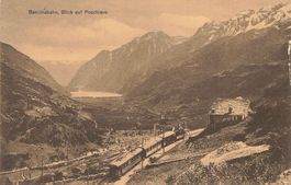 Poschiavo (GR) Blick über das Tal See dem Zug Berninabahn