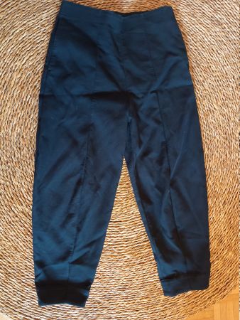 Blaue Hose von Cos mit leichtem Barrel Leg-Cut