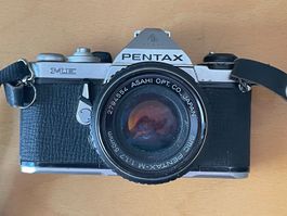 Pentax ME mit SMC Pentax-M 1:1.7 50mm und Datenrückwand