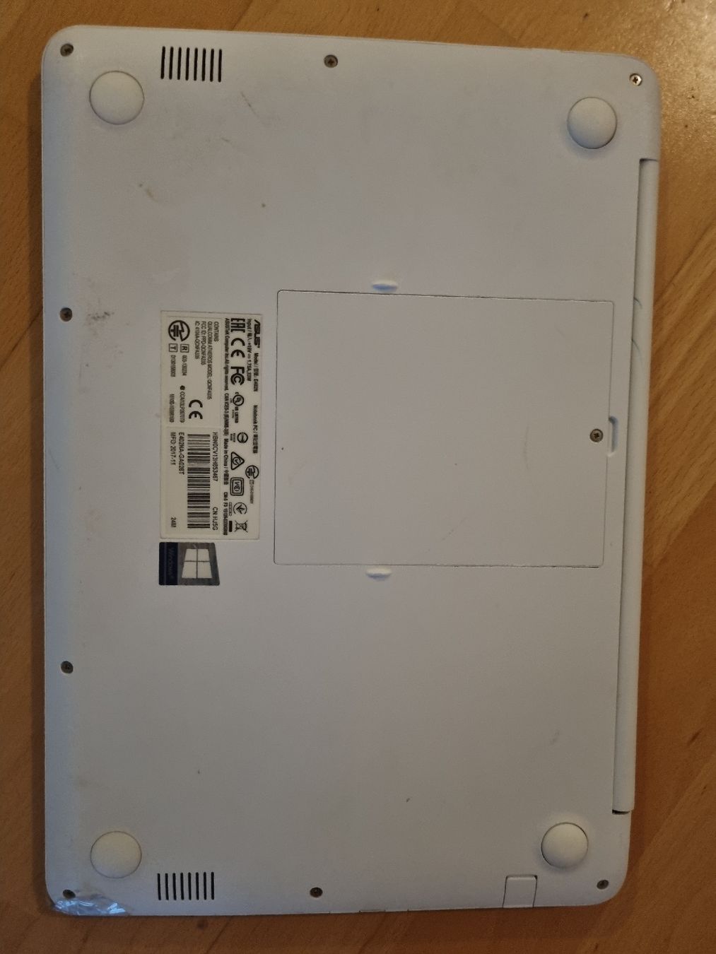 Asus Notebooks: asus notebook alt und ohne kabel – Defekt aus Basel von Waranwaran 2