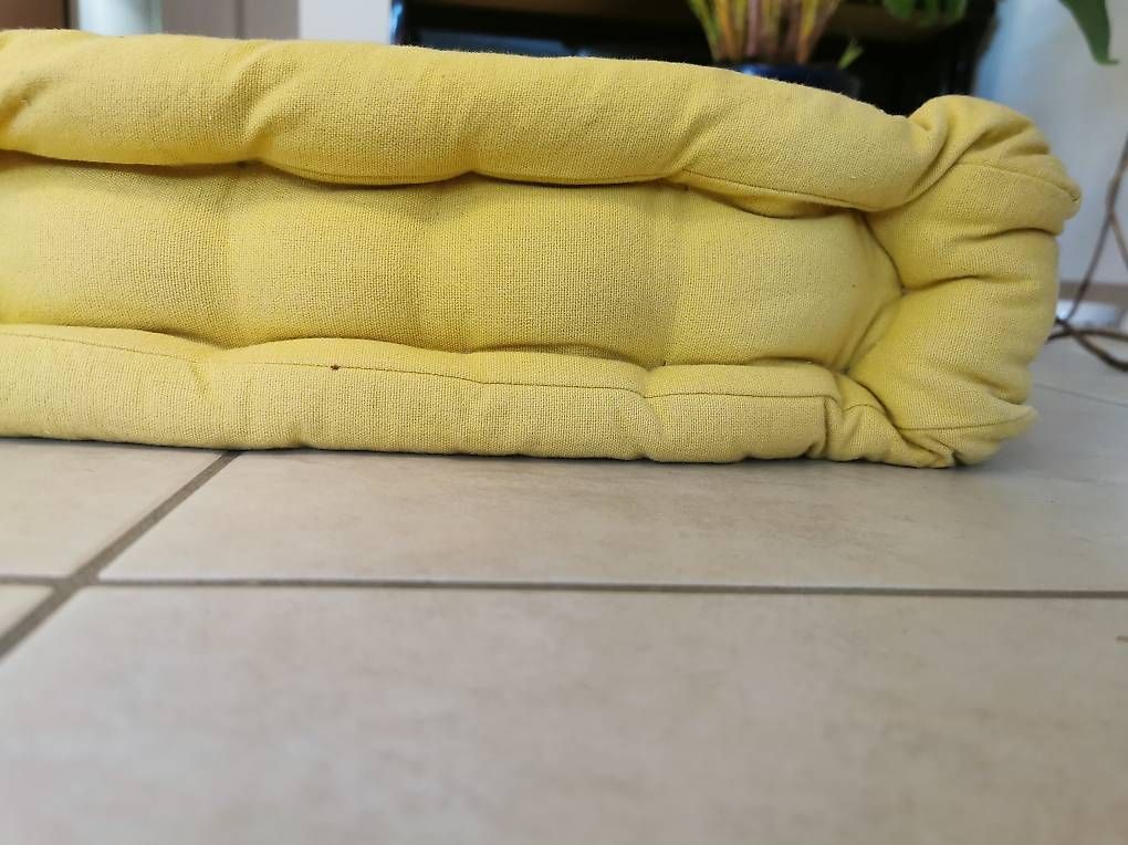 Materassi: Matelas de futon jaune Maison du Monde  – Usato da La Neuveville venduto da Esteban_BDM 2