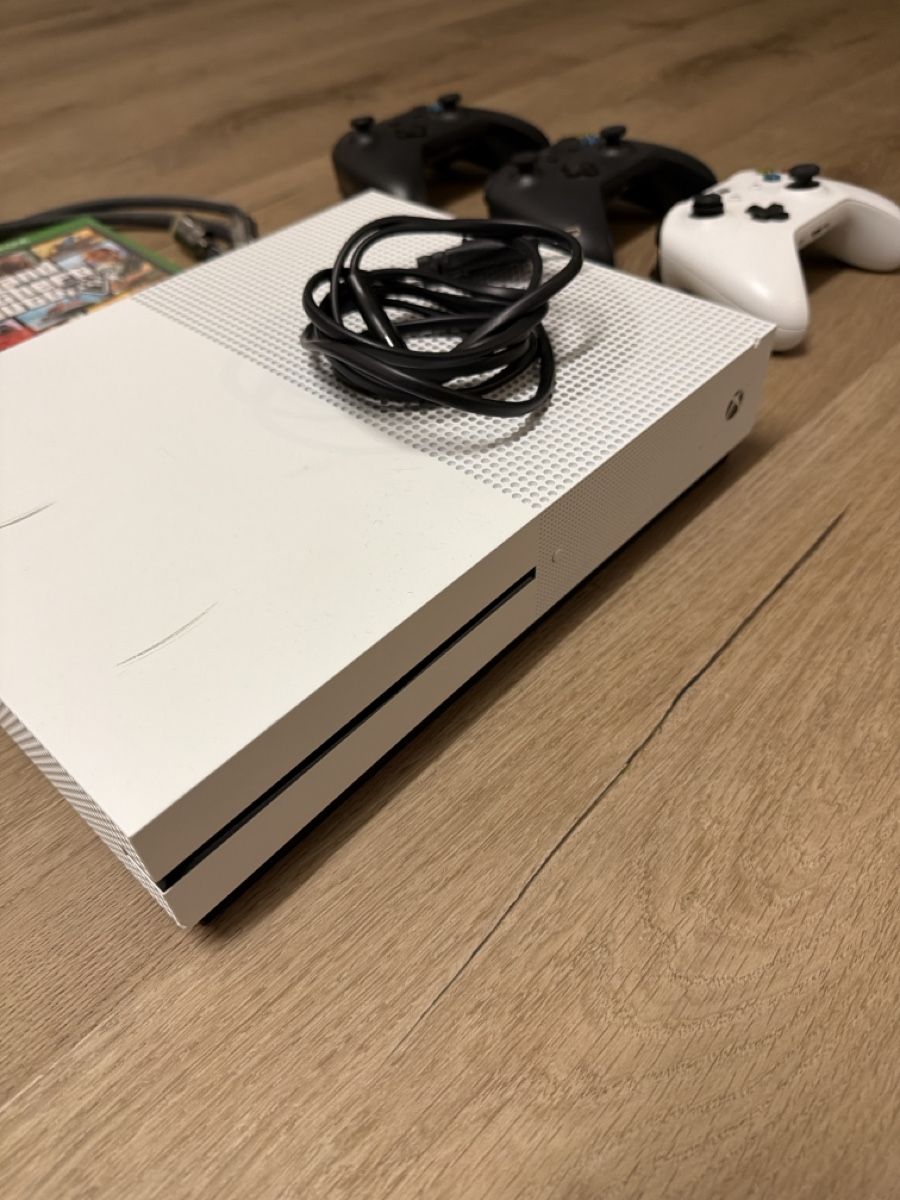 Microsoft Consoles: Microsoft Xbox One S Konsole 3 Controller Spiele weiss – D'occasion à Gutenswil par VAUC 2