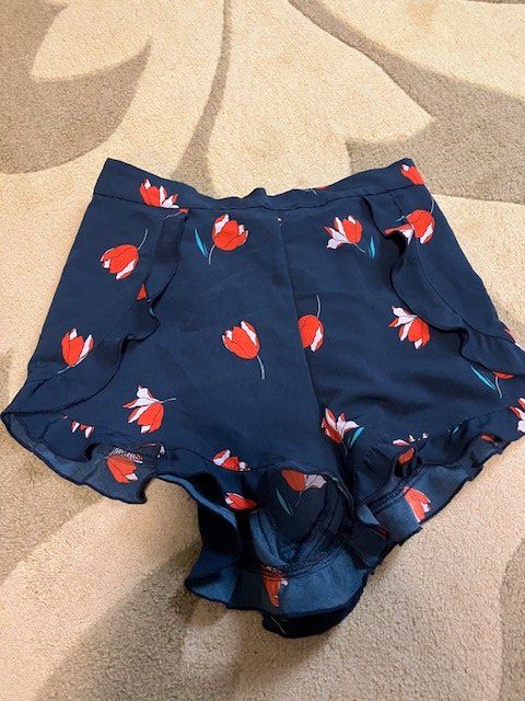 Pull&Bear Pantaloni: witzige shorts mit tulpen und rüschchen gr. s – Usato da Schwarzenberg LU venduto da kindler007
