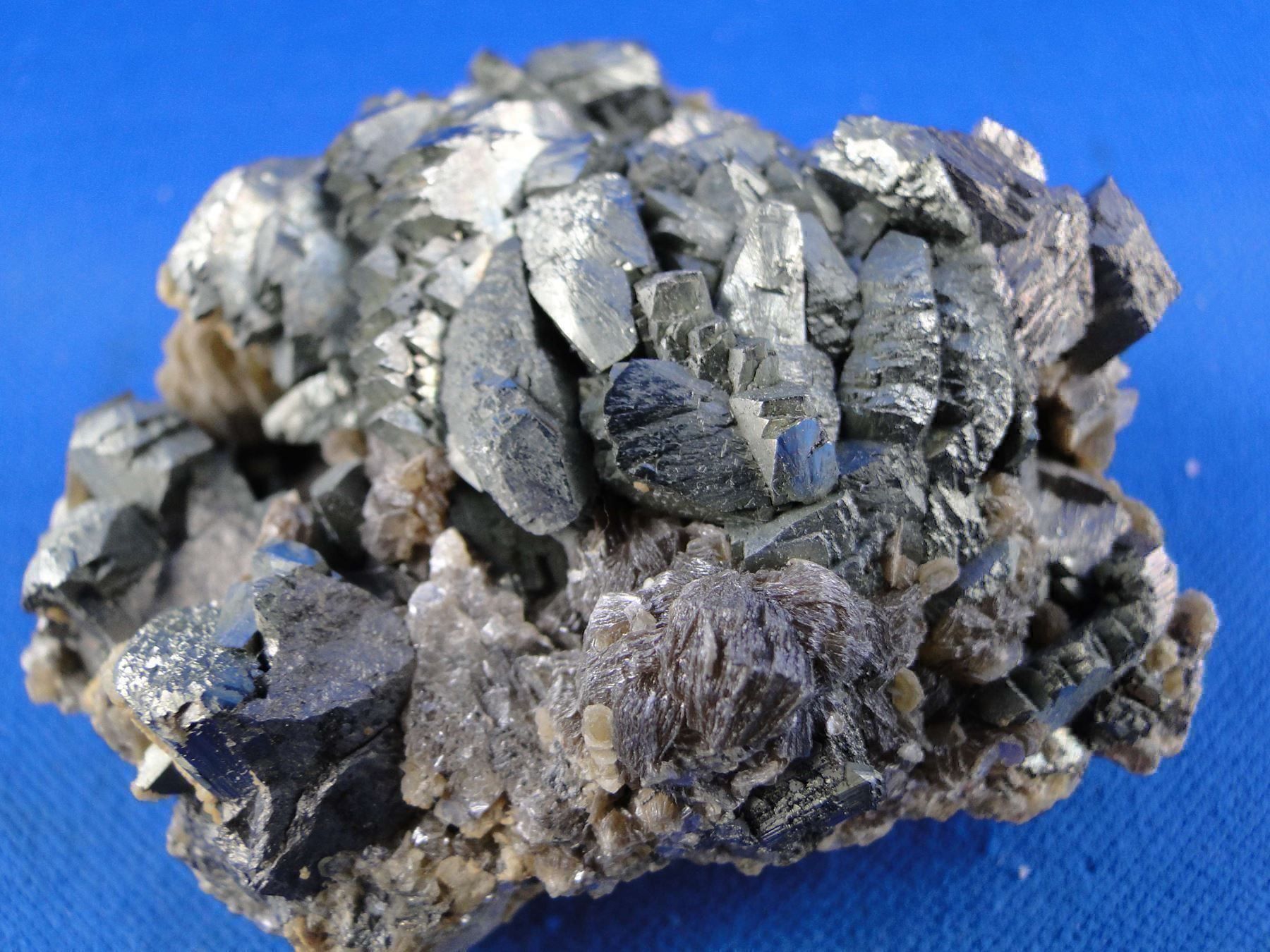 Minerali & Pietre curative: Arsenopyrit mit Siderit – Usato da Schinznach Bad venduto da Demerald 9